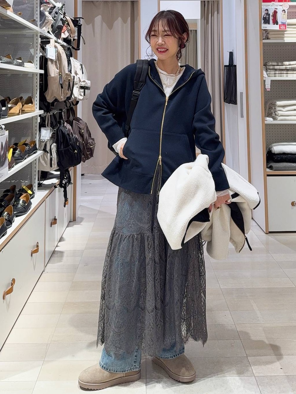 シルバー系のパンプス、ベージュ系のダウンジャケット/コート、ブラウン系のその他パンツを着用したレディースの冬コーディネートの4枚目の写真