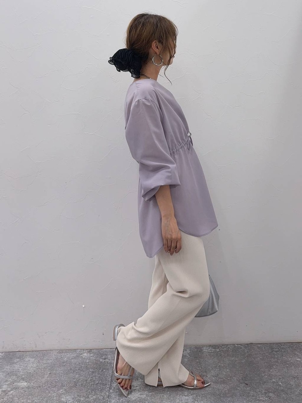 ホワイト系のキャミソール、ホワイト系のその他パンツ、パープル系のシャツ/ブラウスを着用したレディースの夏コーディネートの2枚目の写真