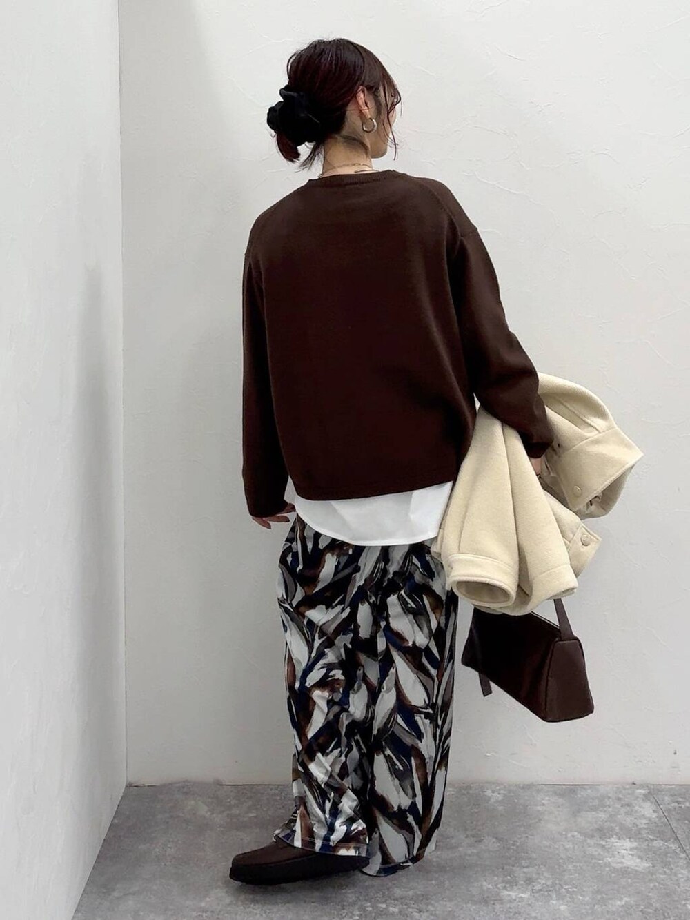 ブラウン系のローファー、ホワイト系のTシャツ/カットソー、ホワイト系のブルゾンを着用したレディースの冬コーディネートの6枚目の写真