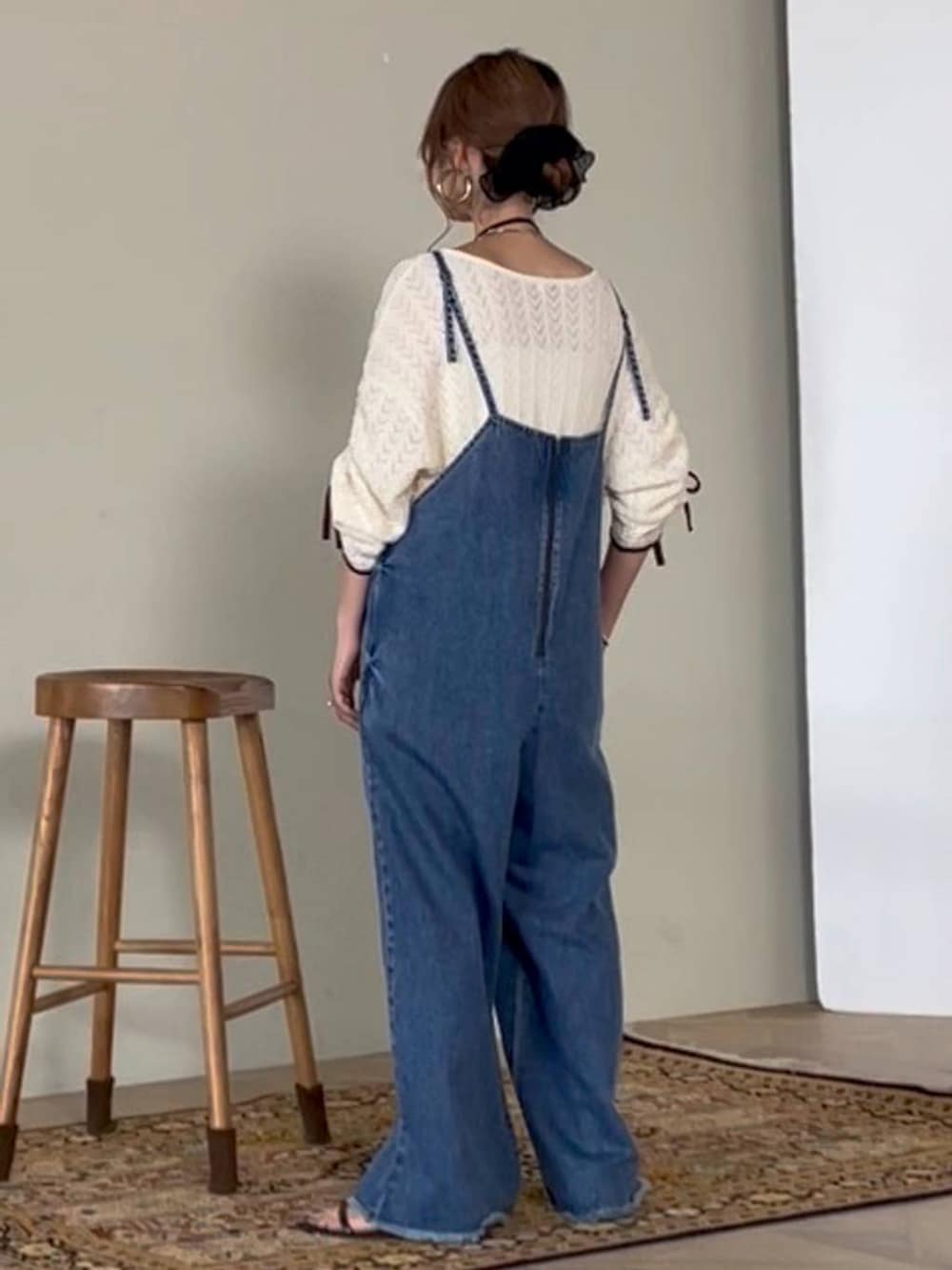 ブラウン系のスカート、シルバー系のネックレス、ブラック系のその他小物を着用したレディースの夏コーディネートの8枚目の写真