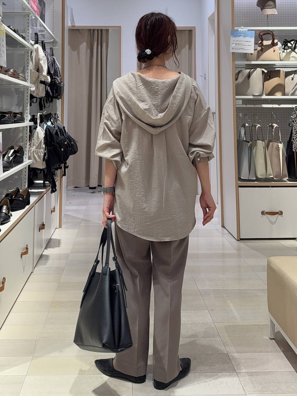 ブラック系のスカート、ベージュ系のシャツ/ブラウス、ブラック系のローファーを着用したレディースの秋コーディネートの9枚目の写真