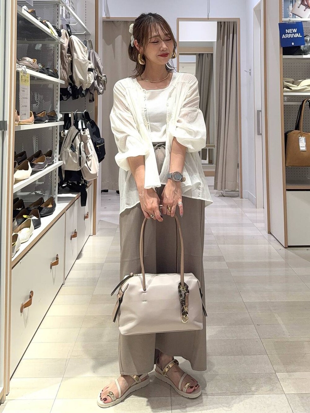 シルバー系のショルダーバッグ、ホワイト系のタンクトップ、その他のその他パンツを着用したレディースの夏コーディネートの2枚目の写真