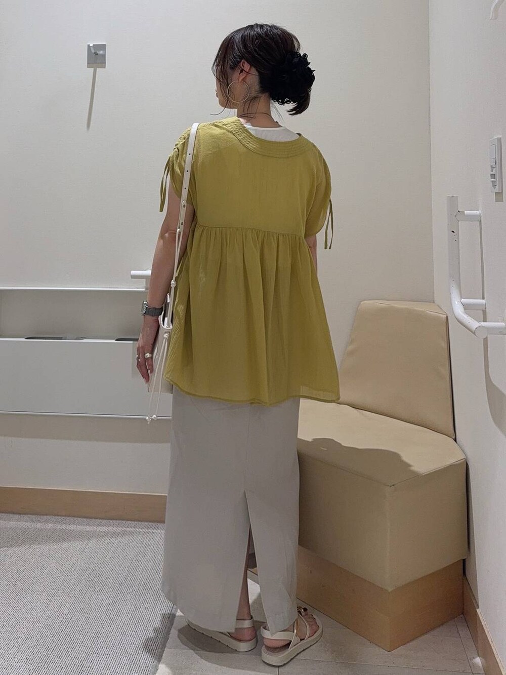 ホワイト系のタンクトップ、グレー系のスカート、イエロー系のシャツ/ブラウスを着用したレディースの夏コーディネートの4枚目の写真