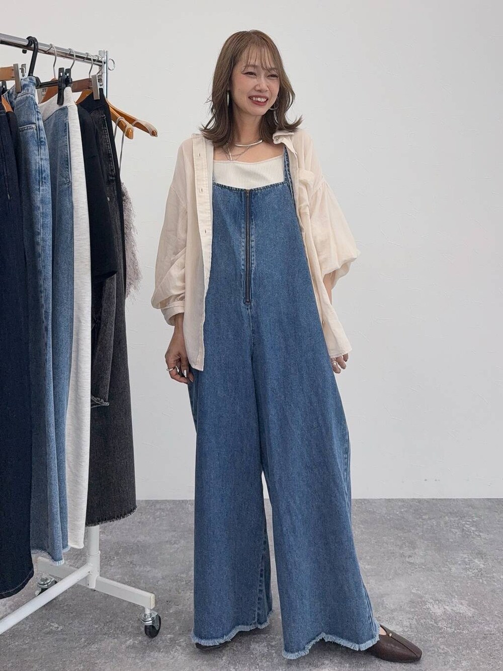 ブラウン系のパンプス、ベージュ系のその他トップス、シルバー系のネックレスを着用したレディースの夏コーディネートの5枚目の写真