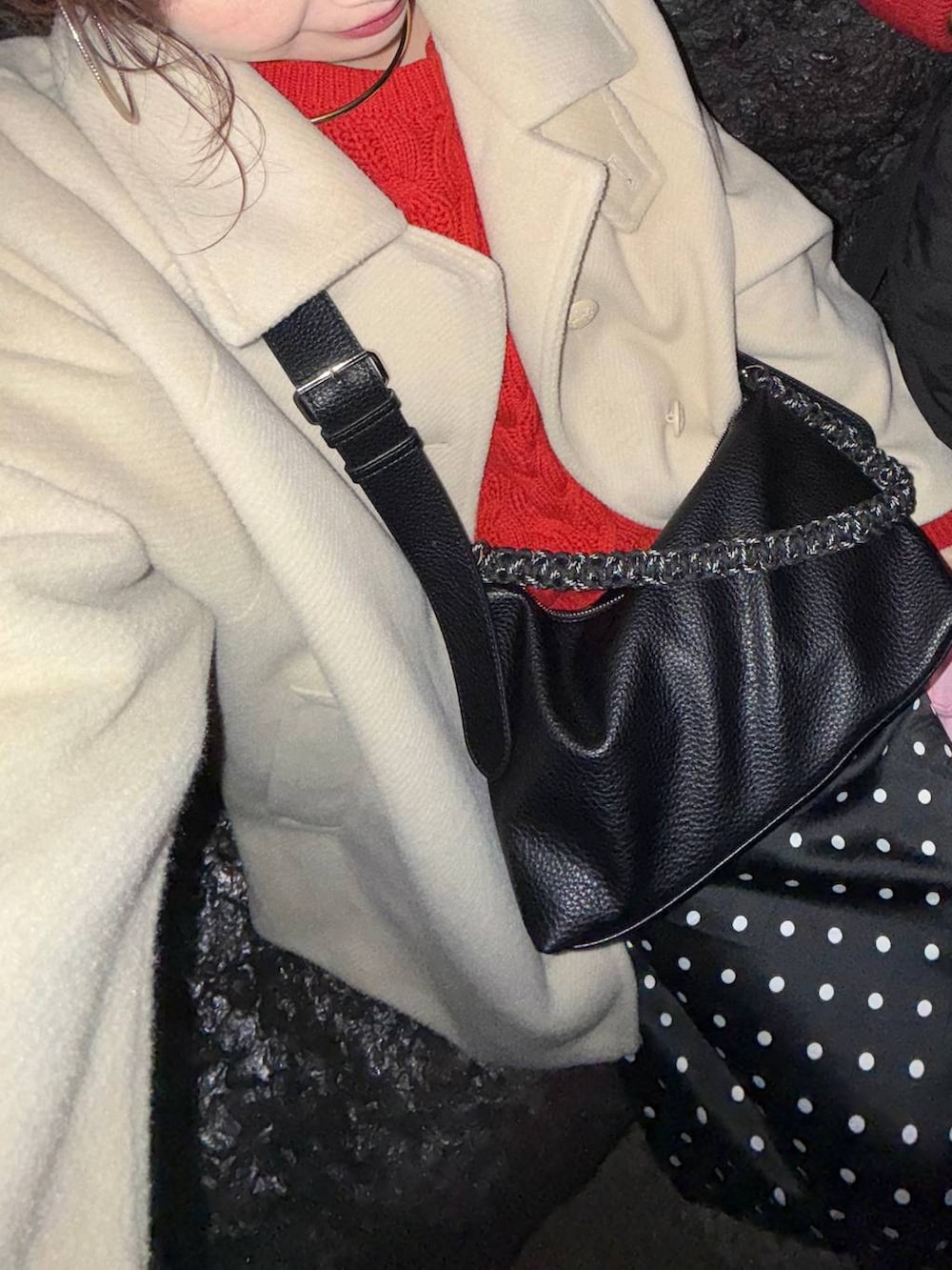 ホワイト系のニット/セーター、ブラック系のスカート、ベージュ系のブルゾンを着用したレディースの冬コーディネートの7枚目の写真