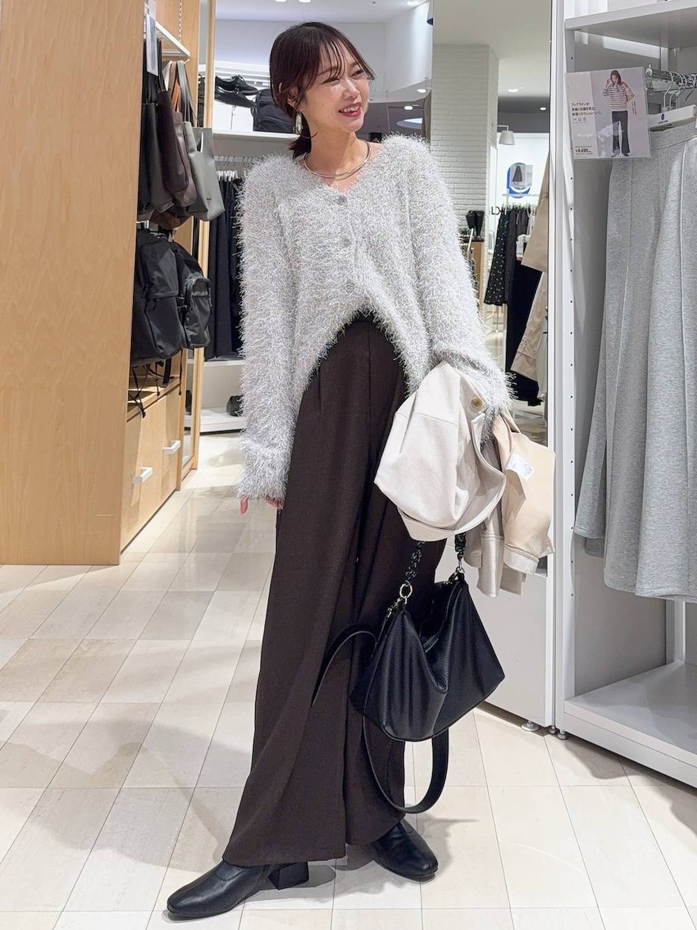 ブラック系のバレエシューズ、グレー系のカーディガン/ボレロ、シルバー系のネックレスを着用したレディースの春コーディネートの3枚目の写真