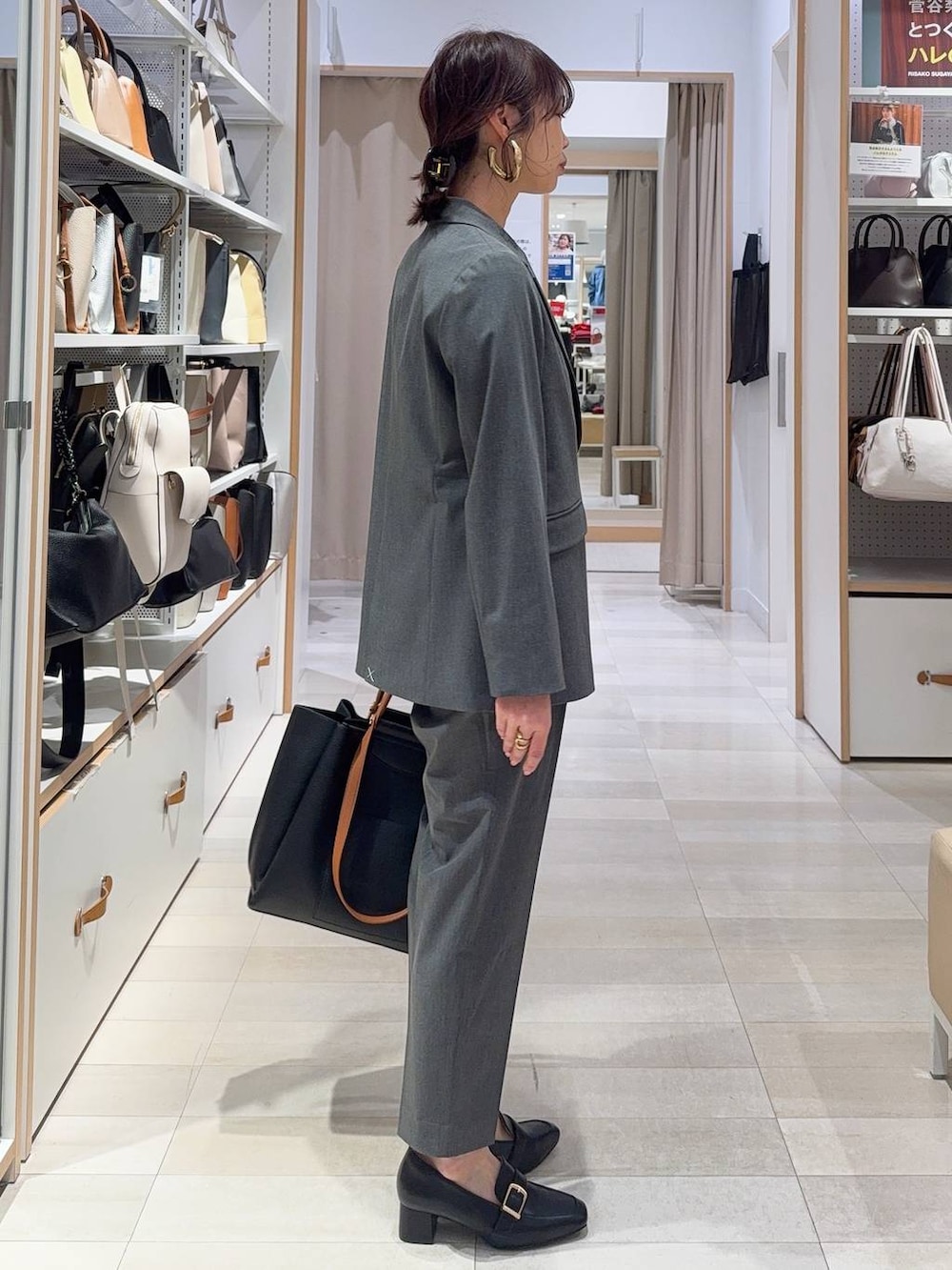 ブラック系のローファー、グレー系のスラックス、ブラック系のトートバッグを着用したレディースの冬コーディネートの6枚目の写真