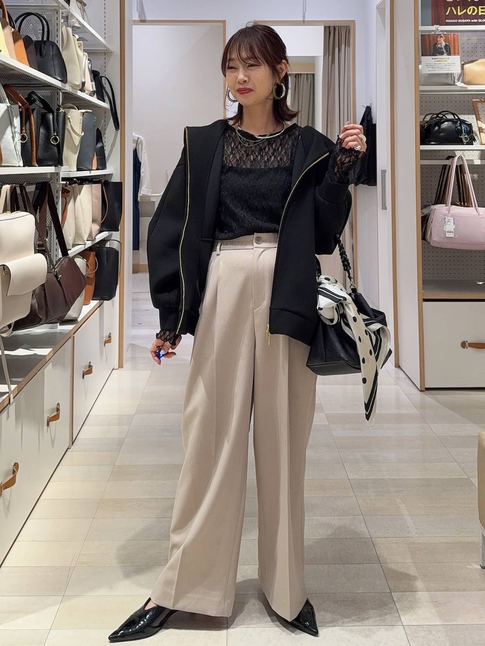 グレー系のワンピース、ベージュ系のその他パンツ、ブラック系のパーカーを着用したレディースの春コーディネートの6枚目の写真