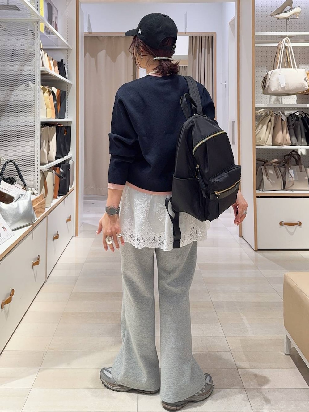 ブラック系のバックパック/リュック、グレー系のスウェットパンツ、ブルー系のカーディガン/ボレロを着用したレディースの冬コーディネートの9枚目の写真