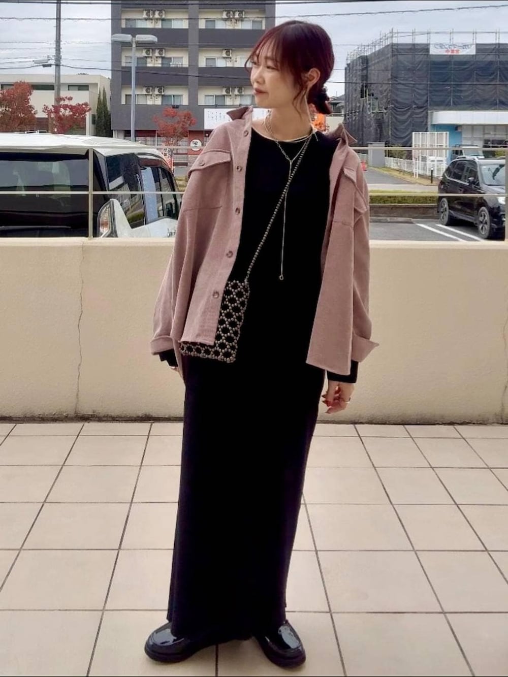 ブラック系のローファー、ブラック系のショルダーバッグ、ピンク系のシャツ/ブラウスを着用したレディースの秋コーディネートの2枚目の写真