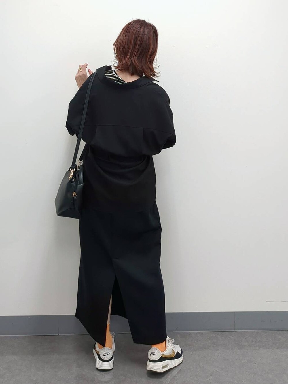 ホワイト系のショルダーバッグ、ブラック系のシャツ/ブラウス、ベージュ系のキャミソールを着用したレディースの春コーディネートの6枚目の写真