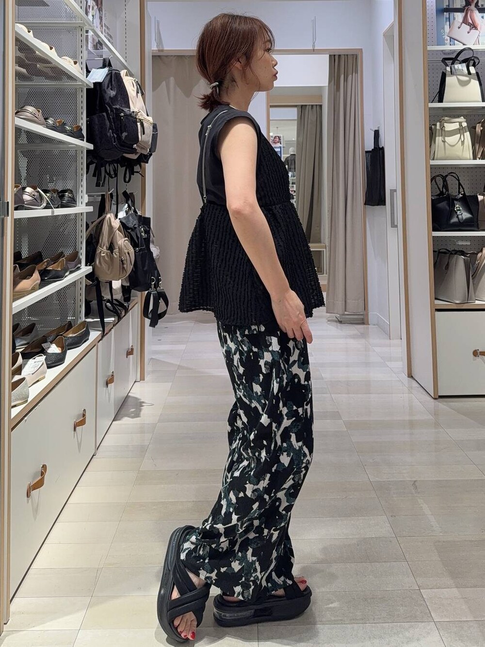 ブラック系のTシャツ/カットソー、シルバー系のネックレスを着用したレディースの夏コーディネートの3枚目の写真