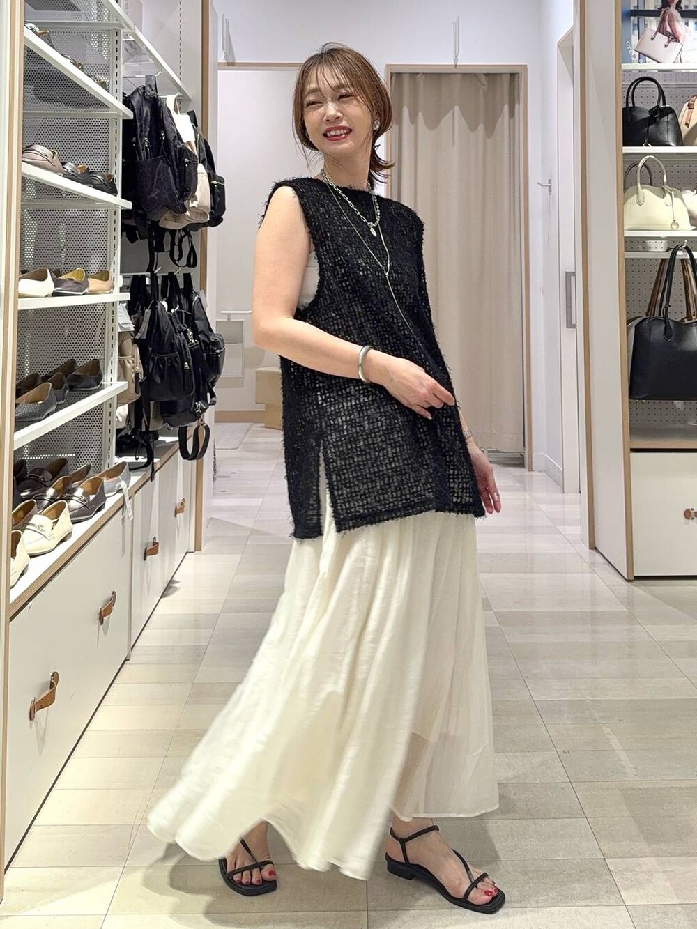 ブラック系のキャミソール、ベージュ系のその他パンツ、ブラック系のTシャツ/カットソーを着用したレディースの夏コーディネートの6枚目の写真