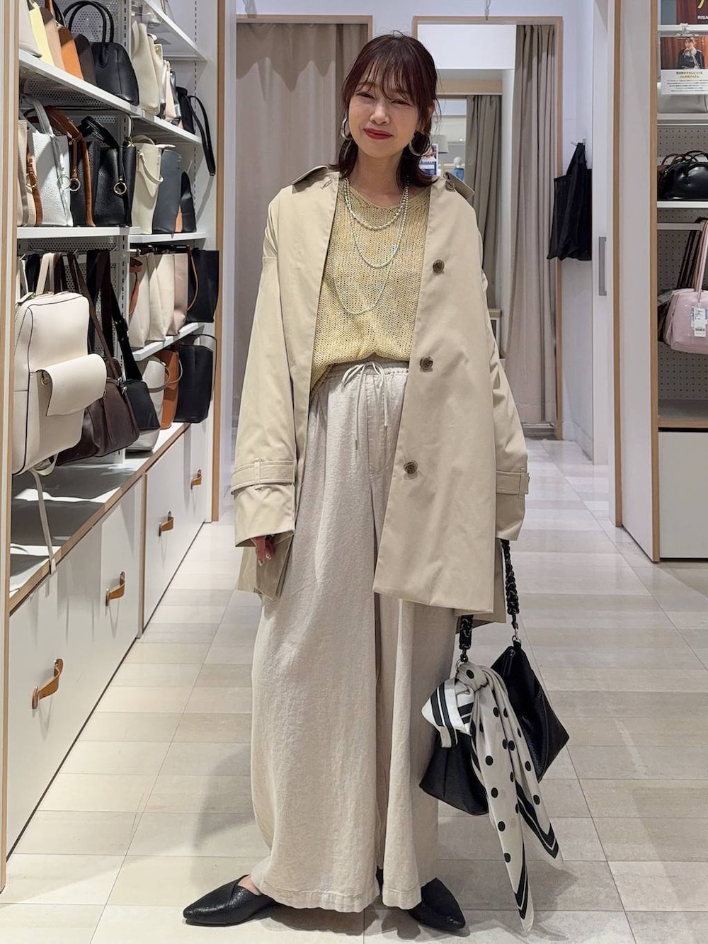 その他のショルダーバッグ、ブラック系のパンプス、ホワイト系のその他パンツを着用したレディースの春コーディネートの3枚目の写真