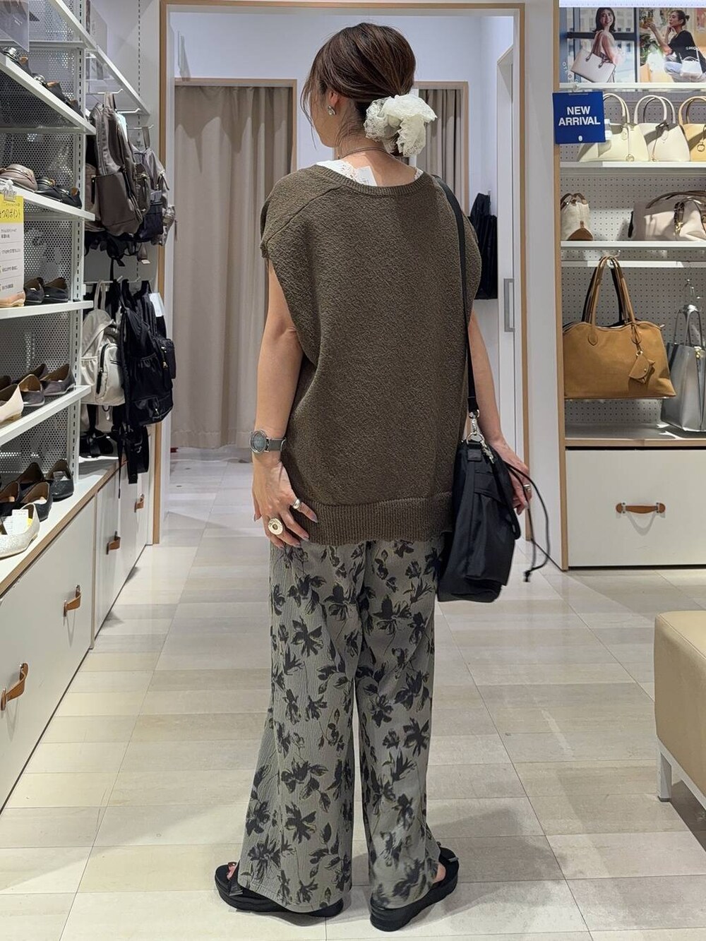 ブラック系のショルダーバッグ、ブラック系のサンダル、グレー系のその他パンツを着用したレディースの夏コーディネートの5枚目の写真