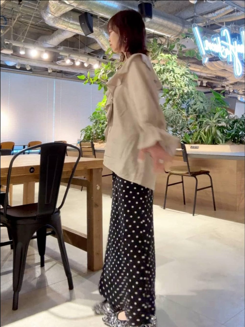 ホワイト系のブルゾン、ブラック系のスカート、ブラック系のボストンバッグを着用したレディースの春コーディネートの7枚目の写真