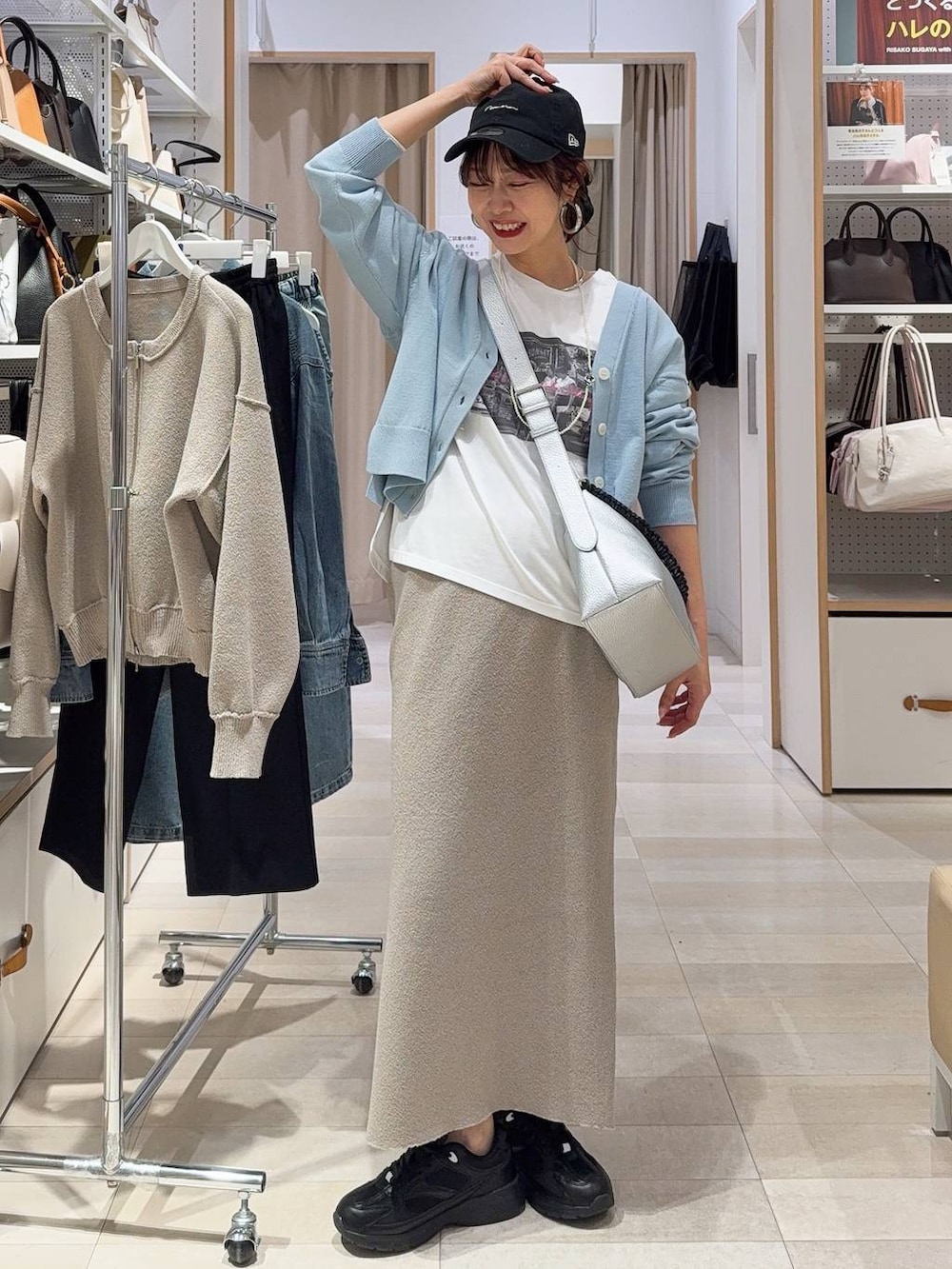 シルバー系のパンプス、ブラック系のキャミソール、ブルー系のデニムパンツを着用したレディースの冬コーディネートの3枚目の写真