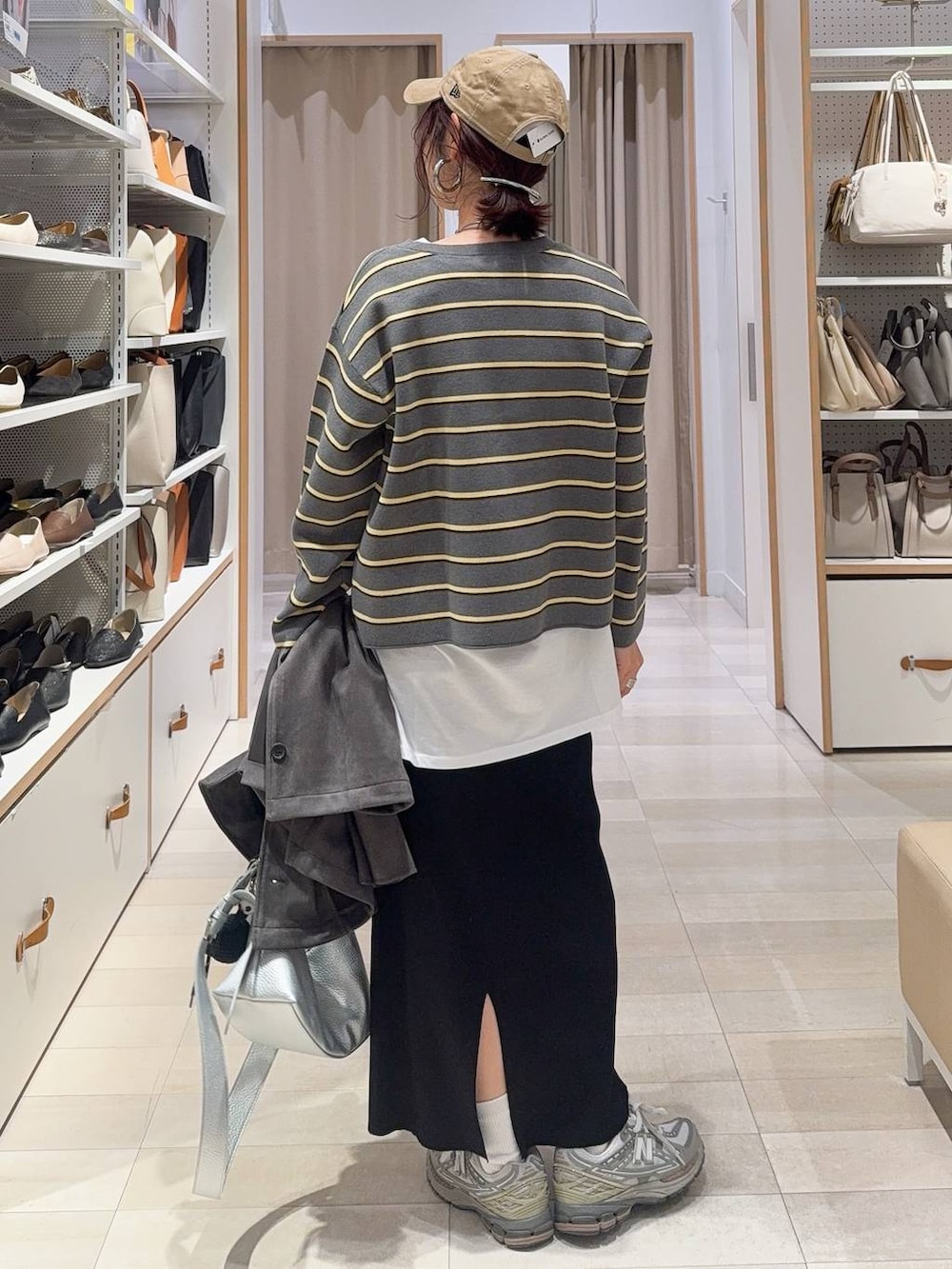 ホワイト系のTシャツ/カットソー、グレー系のニット/セーター、グレー系のテーラードジャケットを着用したレディースの冬コーディネートの6枚目の写真