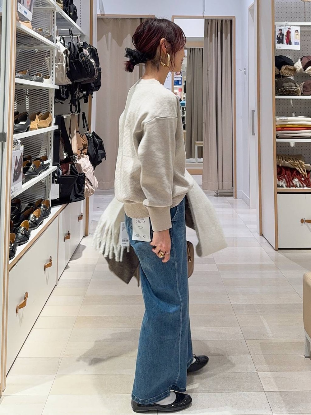 ブラック系のバレエシューズ、ブラウン系のチェスターコート、ブラウン系のニット/セーターを着用したレディースの冬コーディネートの6枚目の写真