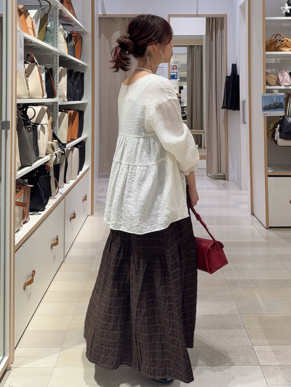 ブラック系のバレエシューズ、レッド系のショルダーバッグ、ブラウン系のワンピースを着用したレディースの春コーディネートの8枚目の写真