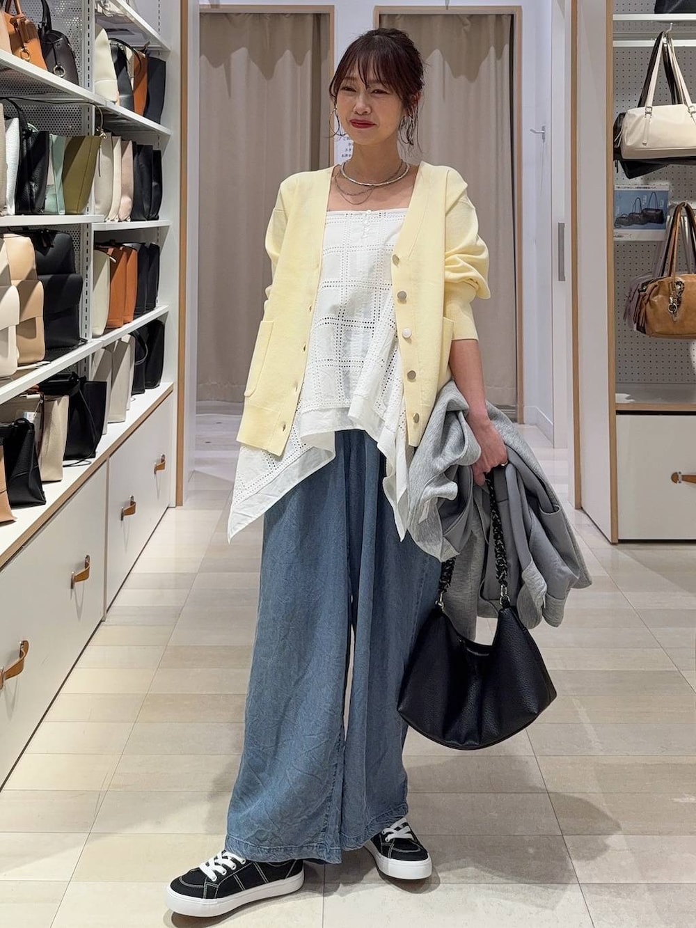 ピンク系のシャツ/ブラウス、ブラック系のその他パンツ、ブラック系のスニーカーを着用したレディースの春コーディネートの3枚目の写真