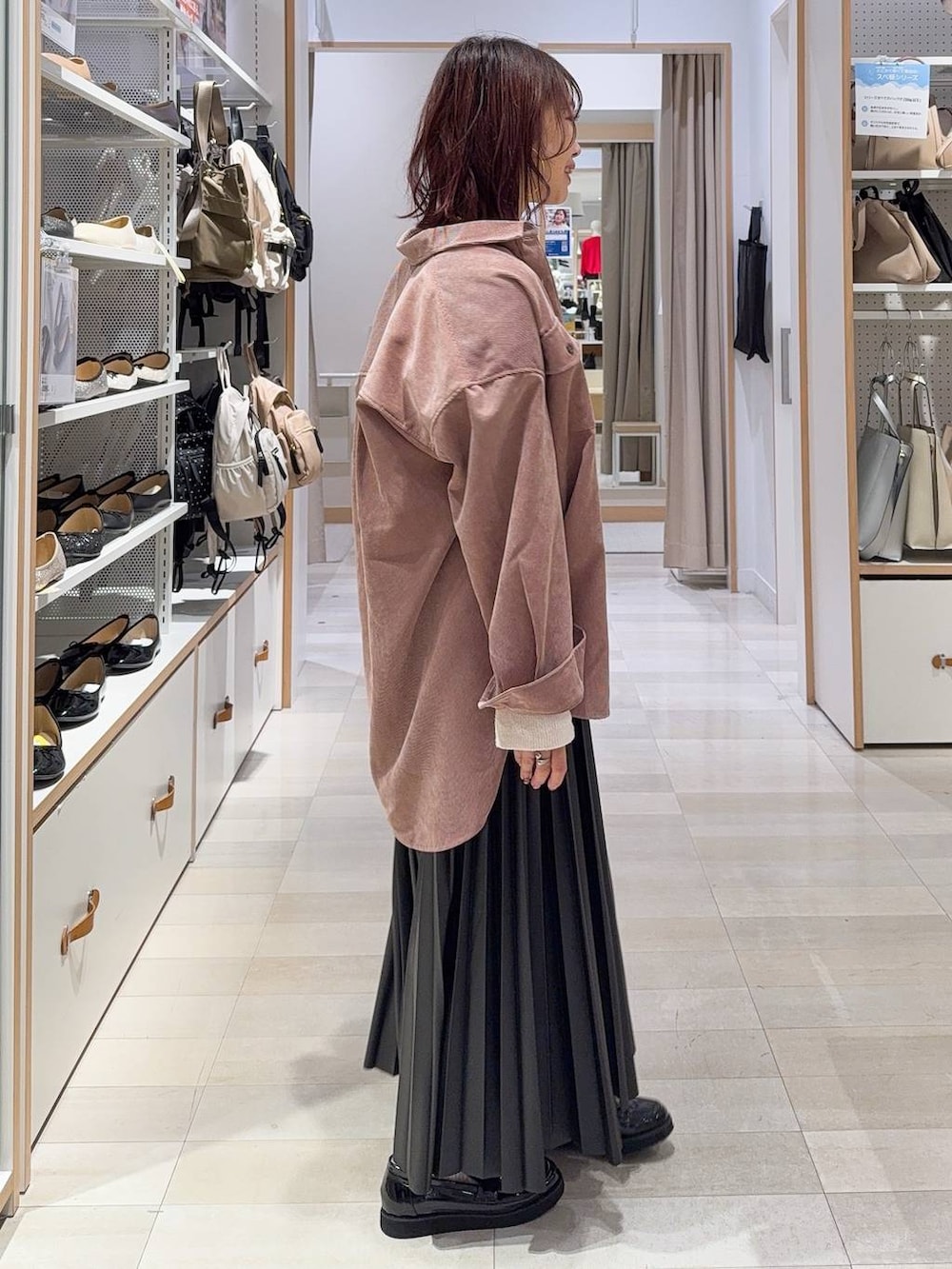 ブラック系のローファー、ブラック系のキャミソール、ピンク系のシャツ/ブラウスを着用したレディースの秋コーディネートの7枚目の写真