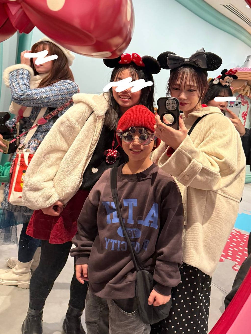 ホワイト系のニット/セーター、ブラック系のスカート、ベージュ系のブルゾンを着用したレディースの冬コーディネートの8枚目の写真