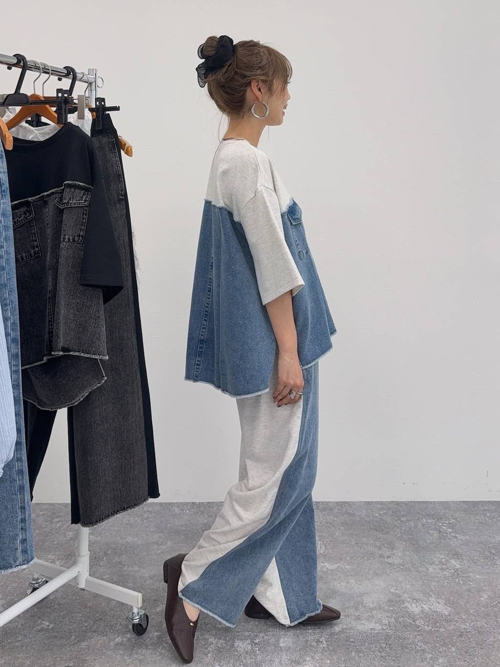 ブラウン系のパンプス、ベージュ系のシャツ/ブラウス、ブラウン系のシャツ/ブラウスを着用したレディースの夏コーディネートの8枚目の写真