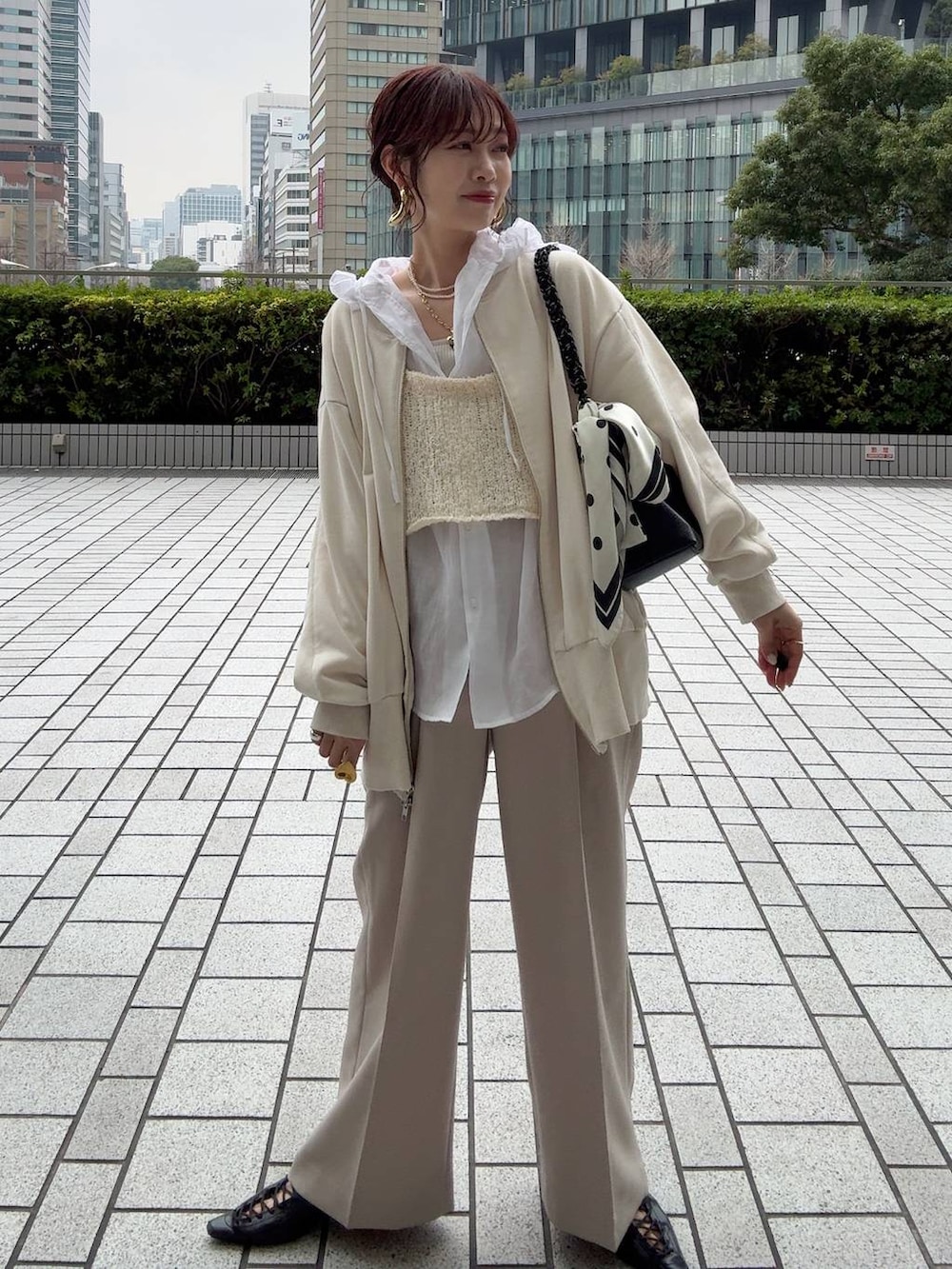 ホワイト系のキャミソール、ホワイト系のシャツ/ブラウス、ベージュ系のその他パンツを着用したレディースの冬コーディネートの2枚目の写真