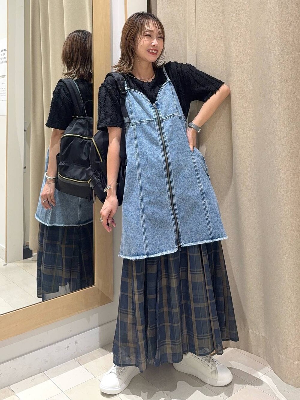 ブラック系のショルダーバッグ、ホワイト系のスニーカー、ブラック系のローファーを着用したレディースの夏コーディネートの2枚目の写真