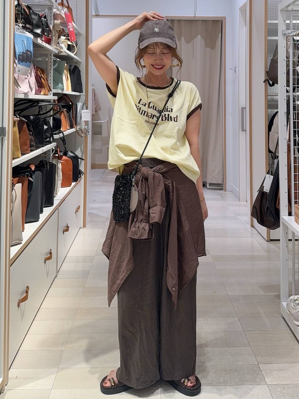 ブラウン系のその他パンツ、ブラウン系のシャツ/ブラウス、ブラウン系のサンダルを着用したレディースの夏コーディネートの2枚目の写真
