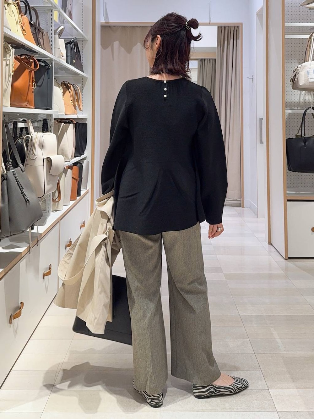 その他のパンプス、ベージュ系のその他パンツ、ベージュ系のトレンチコートを着用したレディースの冬コーディネートの7枚目の写真