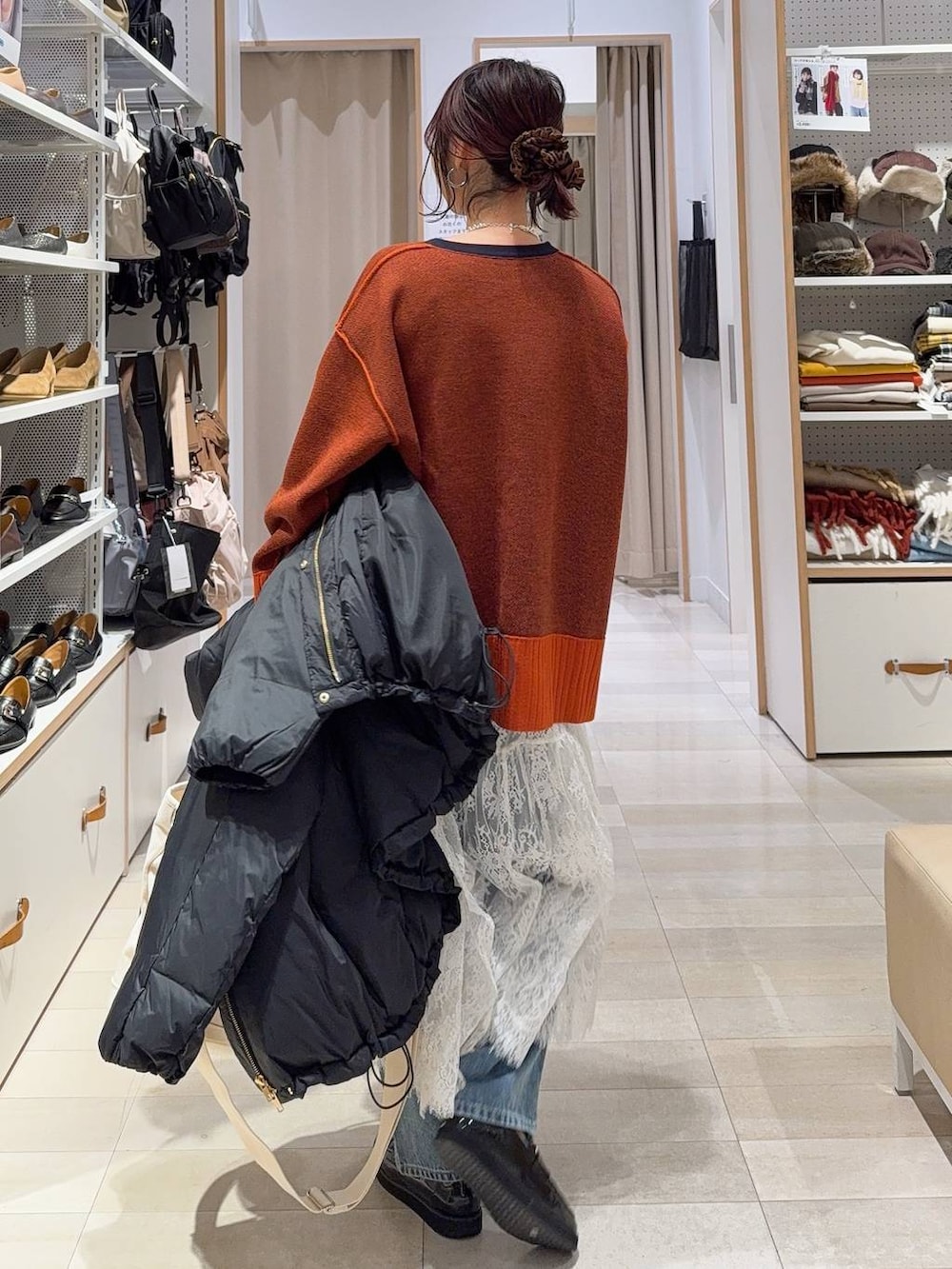 ブラック系のローファー、ブラック系のショルダーバッグ、ブラック系のダウンジャケット/コートを着用したレディースの冬コーディネートの9枚目の写真