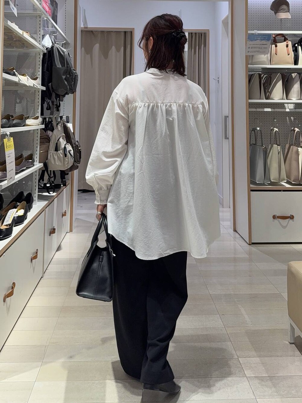 グレー系のカーディガン/ボレロ、ブラック系のショルダーバッグ、ホワイト系のシャツ/ブラウスを着用したレディースの秋コーディネートの6枚目の写真