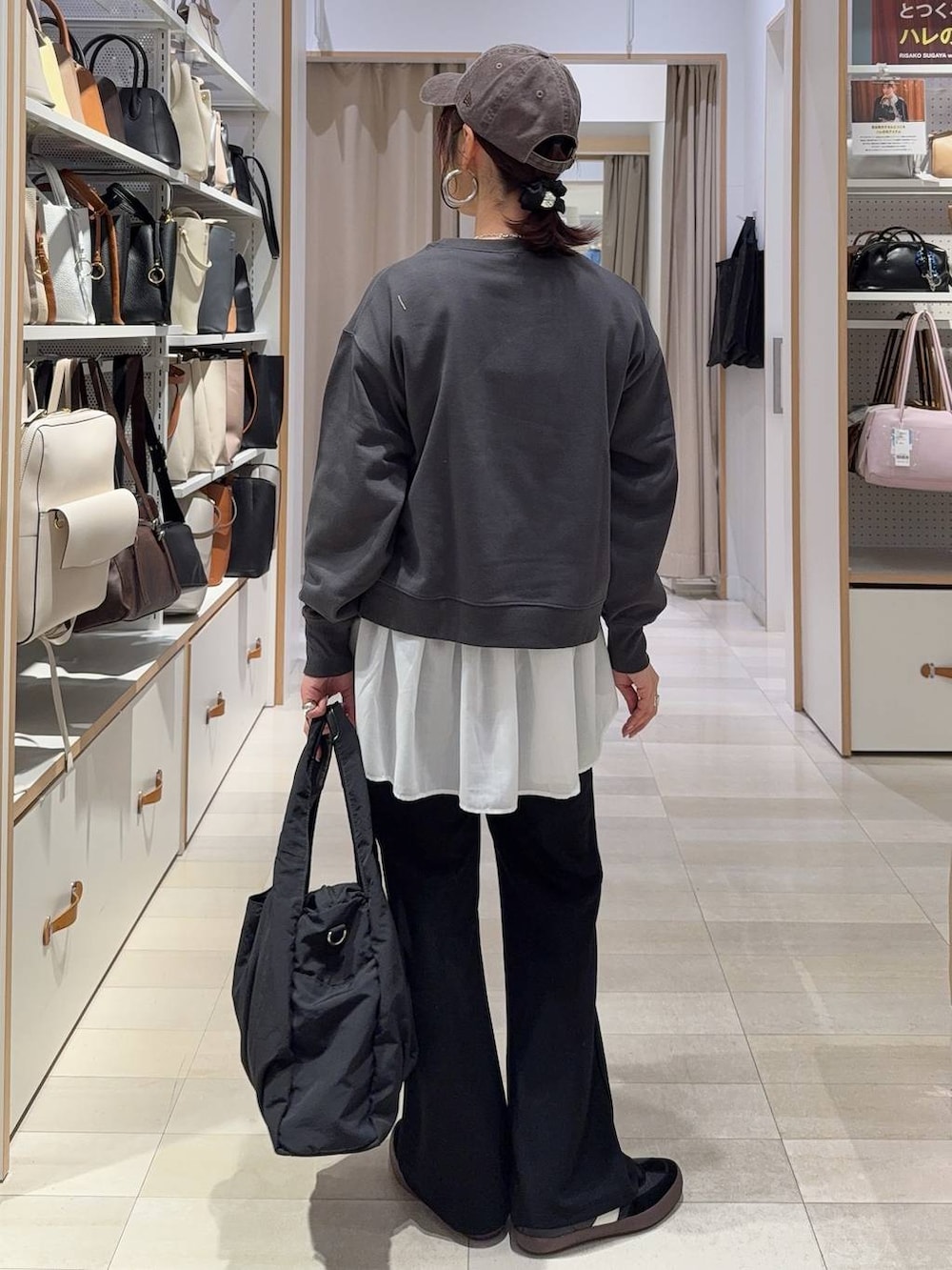 ブラック系のトートバッグ、ホワイト系のTシャツ/カットソー、ブラック系のスウェットを着用したレディースの春コーディネートの9枚目の写真