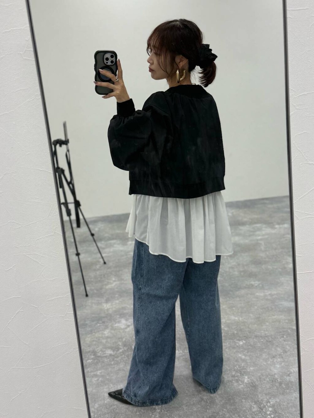 ブラック系のTシャツ/カットソー、グレー系のスカート、ブラック系のブーツを着用したレディースの秋コーディネートの6枚目の写真