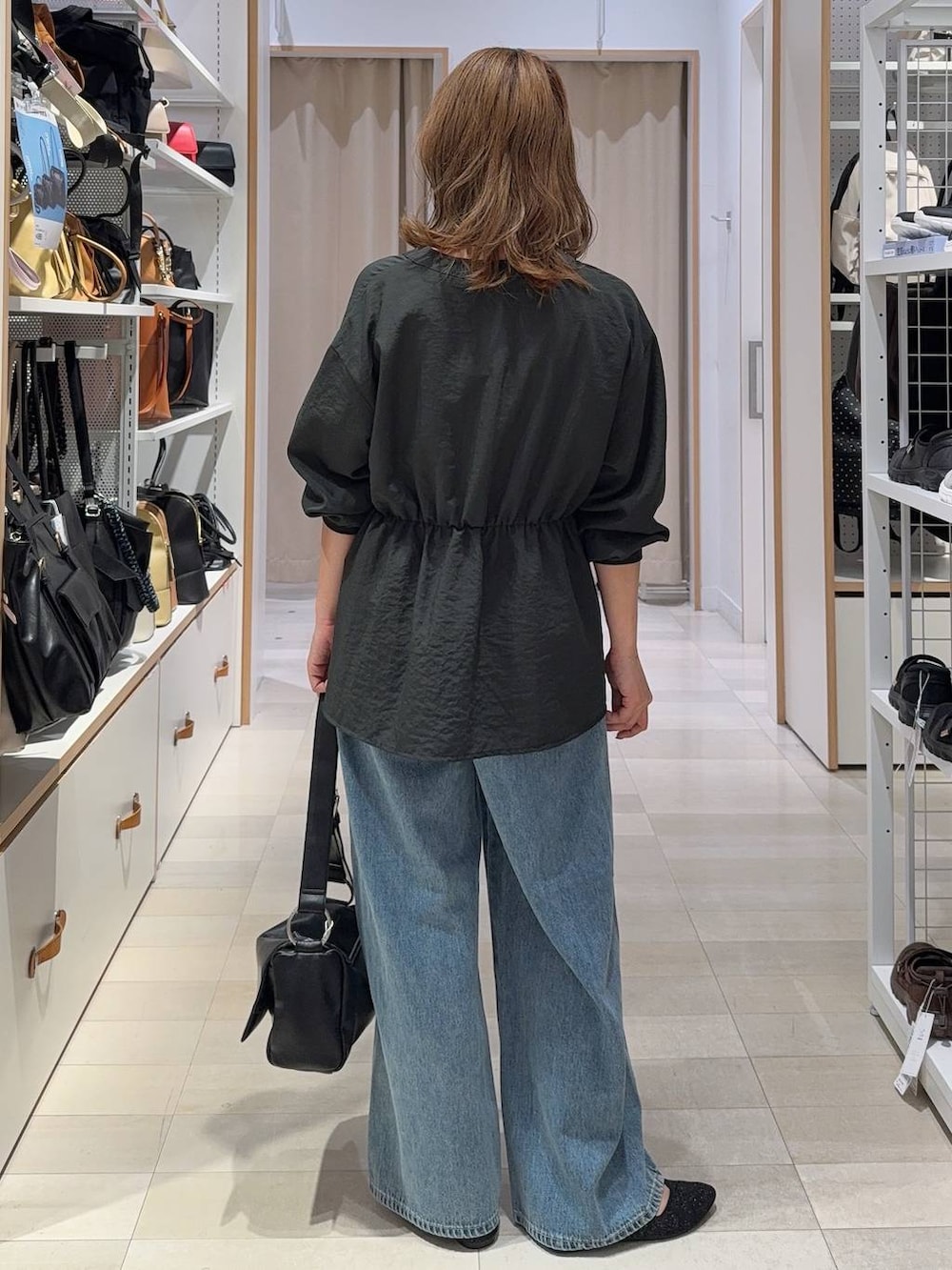 ホワイト系のシャツ/ブラウス、ブルー系のデニムパンツ、グレー系のシャツ/ブラウスを着用したレディースの夏コーディネートの7枚目の写真