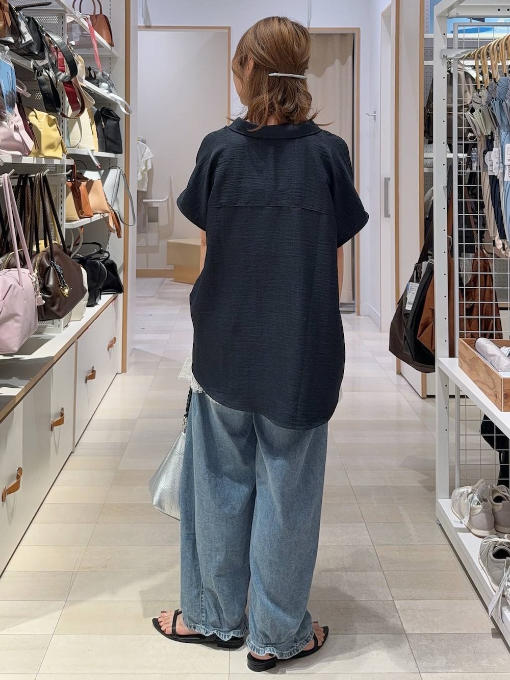 ブルー系のデニムパンツ、ホワイト系のキャミソール、ブルー系のシャツ/ブラウスを着用したレディースの夏コーディネートの7枚目の写真