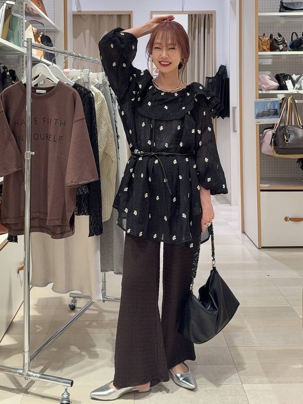 ブラウン系のスウェット、ブラウン系のその他パンツ、シルバー系のネックレスを着用したレディースの春コーディネートの4枚目の写真