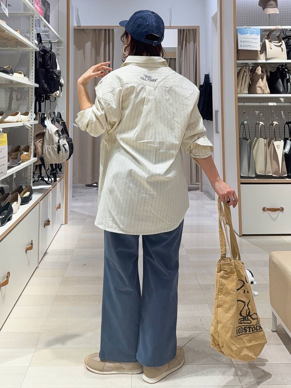 ベージュ系のスニーカー、ブルー系のカーディガン/ボレロ、ゴールド系のシャツ/ブラウスを着用したレディースの秋コーディネートの6枚目の写真