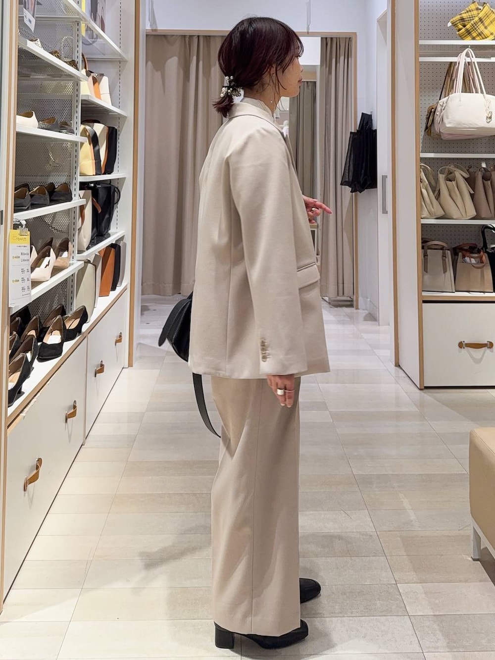 ブラック系のローファー、ホワイト系のニット/セーター、ベージュ系のテーラードジャケットを着用したレディースの冬コーディネートの4枚目の写真