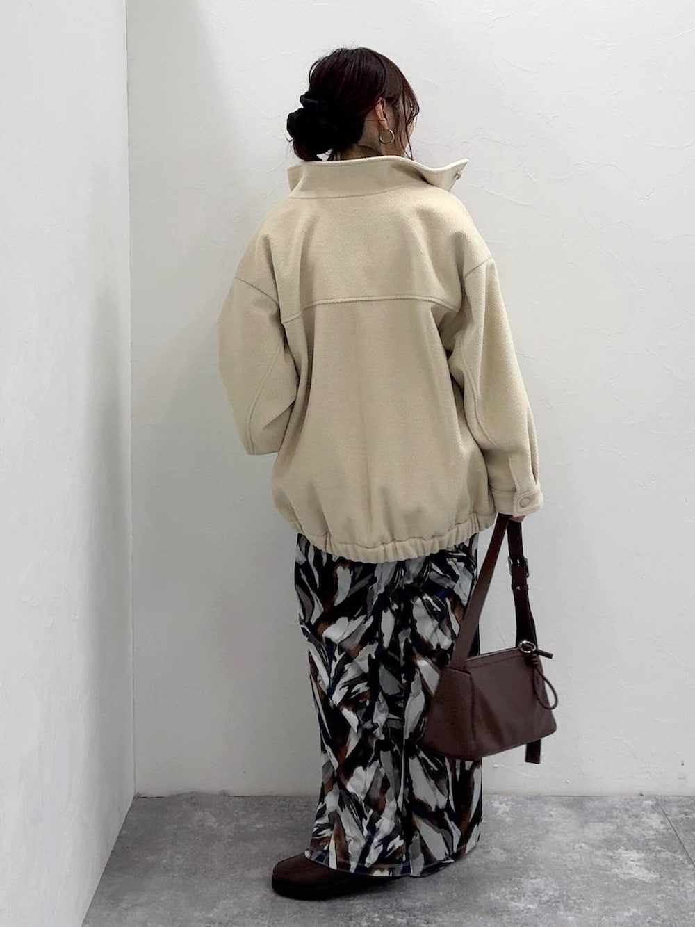 ブラウン系のローファー、ホワイト系のTシャツ/カットソー、ホワイト系のブルゾンを着用したレディースの冬コーディネートの4枚目の写真