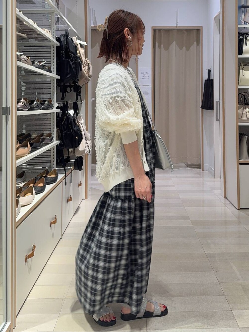 パープル系のTシャツ/カットソー、シルバー系のショルダーバッグ、グレー系のサンダルを着用したレディースの夏コーディネートの4枚目の写真