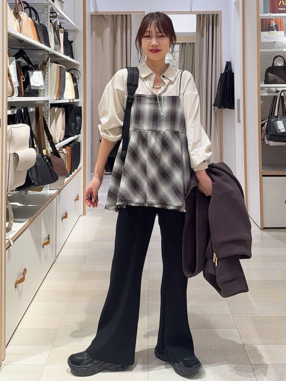 ベージュ系のシャツ/ブラウス、ブラック系のスニーカー、ブラック系のバックパック/リュックを着用したレディースの春コーディネートの2枚目の写真