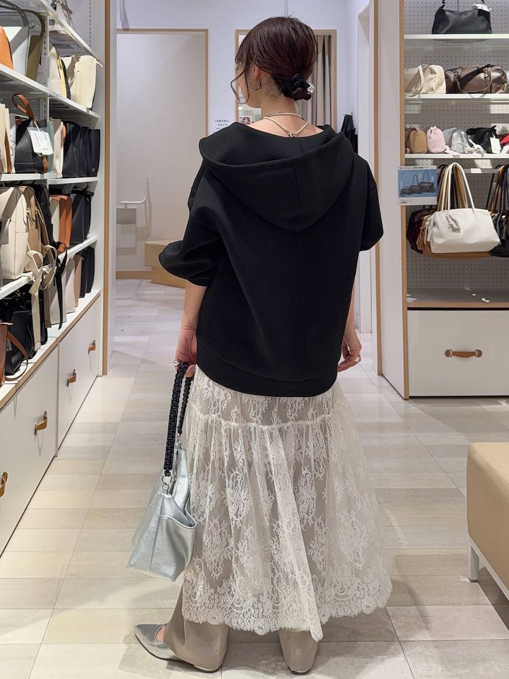 グレー系のワンピース、ベージュ系のその他パンツ、ブラック系のパーカーを着用したレディースの春コーディネートの9枚目の写真