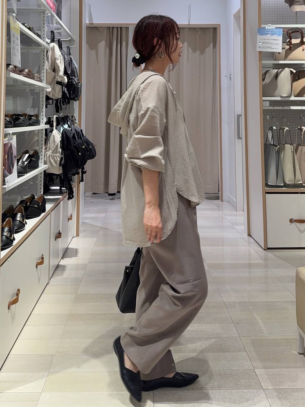 ブラック系のスカート、ベージュ系のシャツ/ブラウス、ブラック系のローファーを着用したレディースの秋コーディネートの8枚目の写真