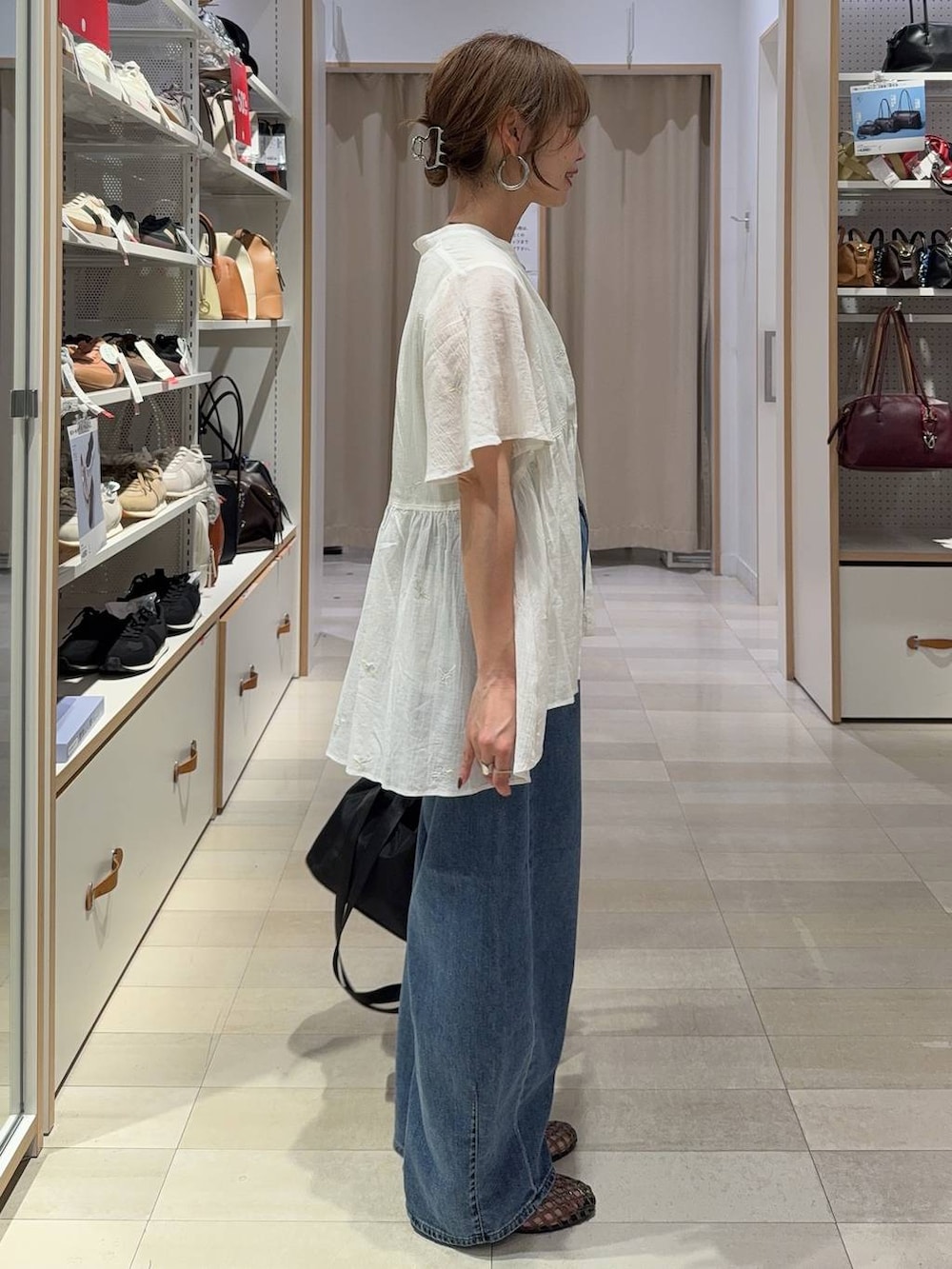 ブルー系のデニムパンツ、イエロー系のタンクトップ、ホワイト系のシャツ/ブラウスを着用したレディースの夏コーディネートの5枚目の写真
