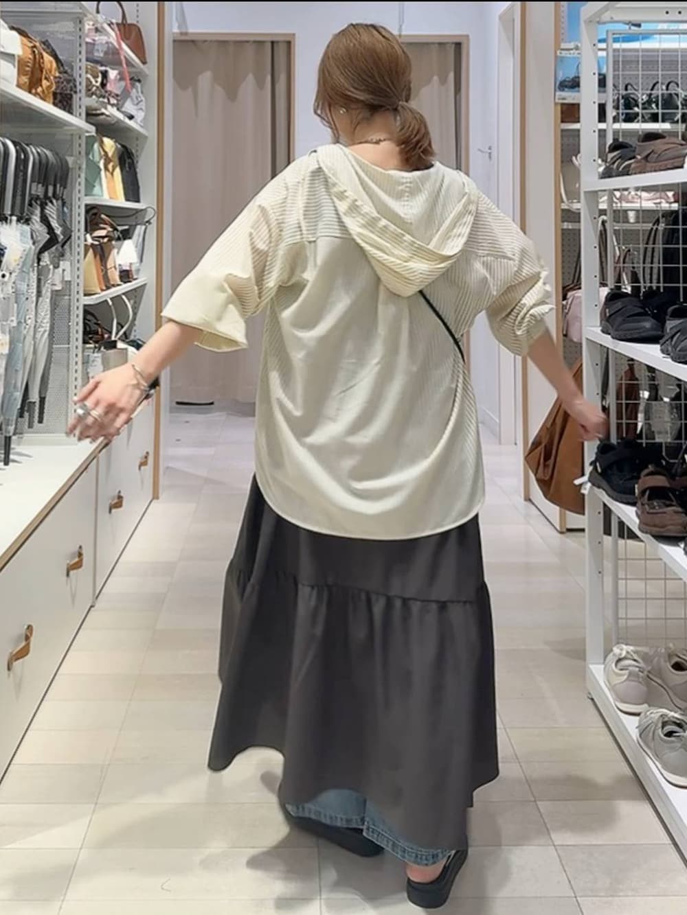 ブルー系のデニムパンツ、グレー系のワンピース、ブラウン系のTシャツ/カットソーを着用したレディースの夏コーディネートの5枚目の写真