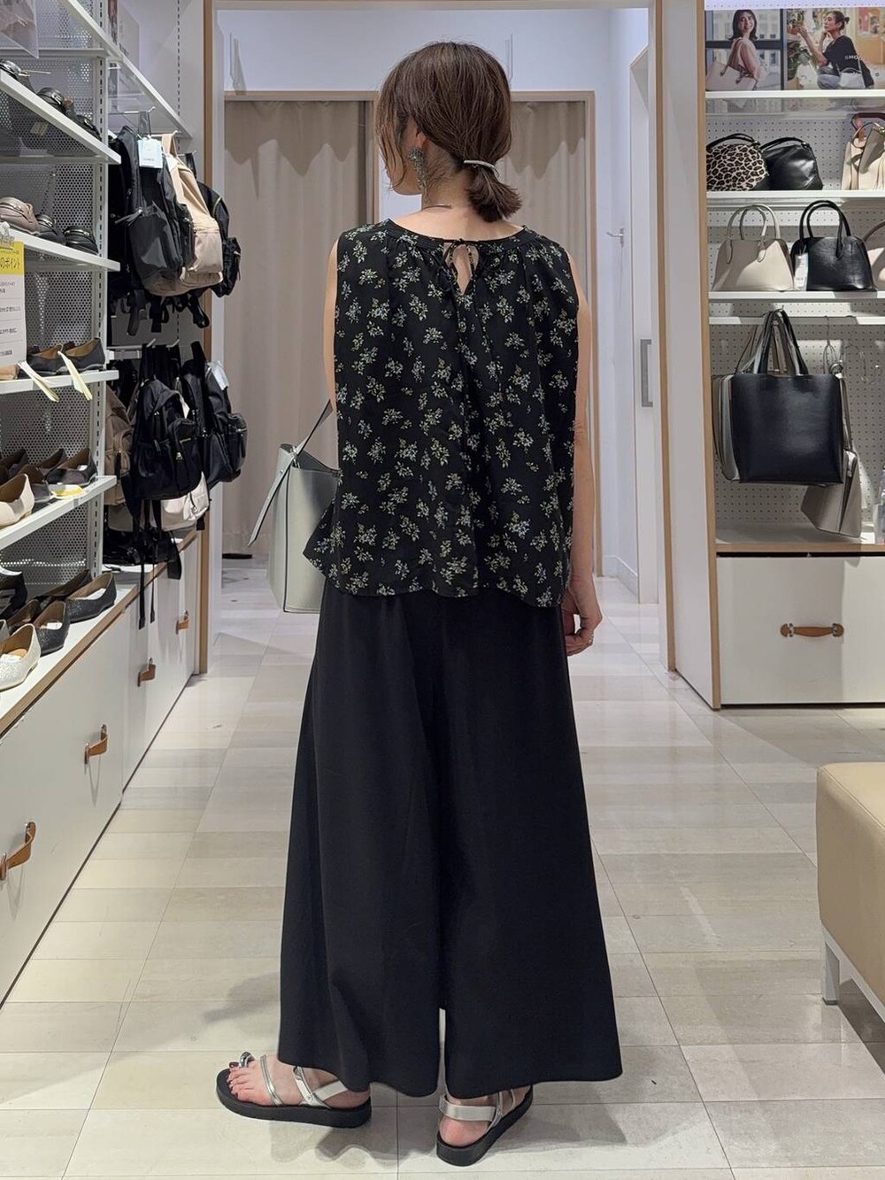 ホワイト系のショルダーバッグ、ホワイト系のシャツ/ブラウス、シルバー系のサンダルを着用したレディースの夏コーディネートの8枚目の写真