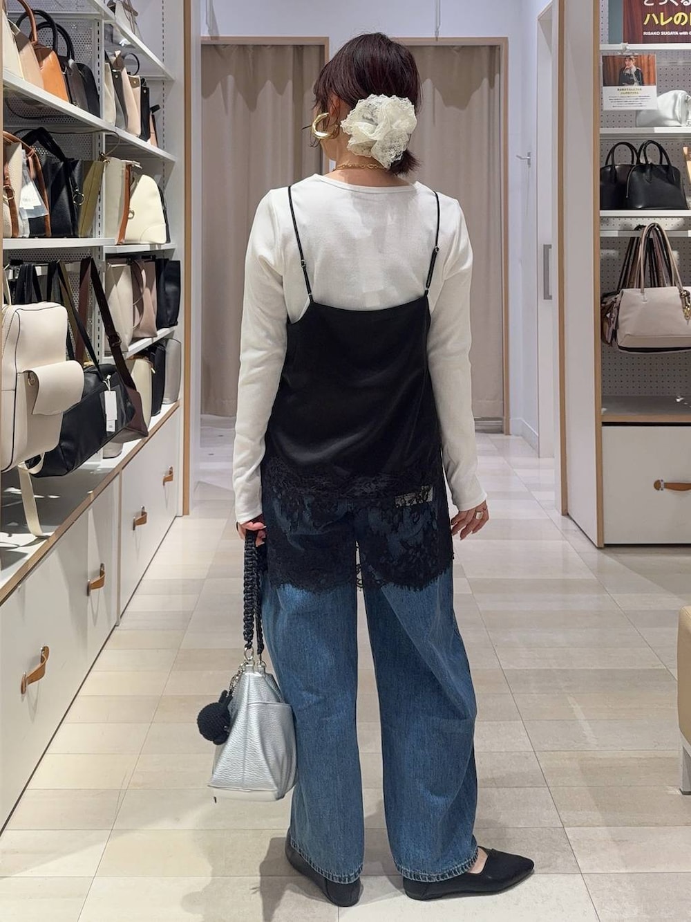 ブラック系のパンプス、グレー系のパーカー、ブルー系のデニムパンツを着用したレディースの冬コーディネートの9枚目の写真